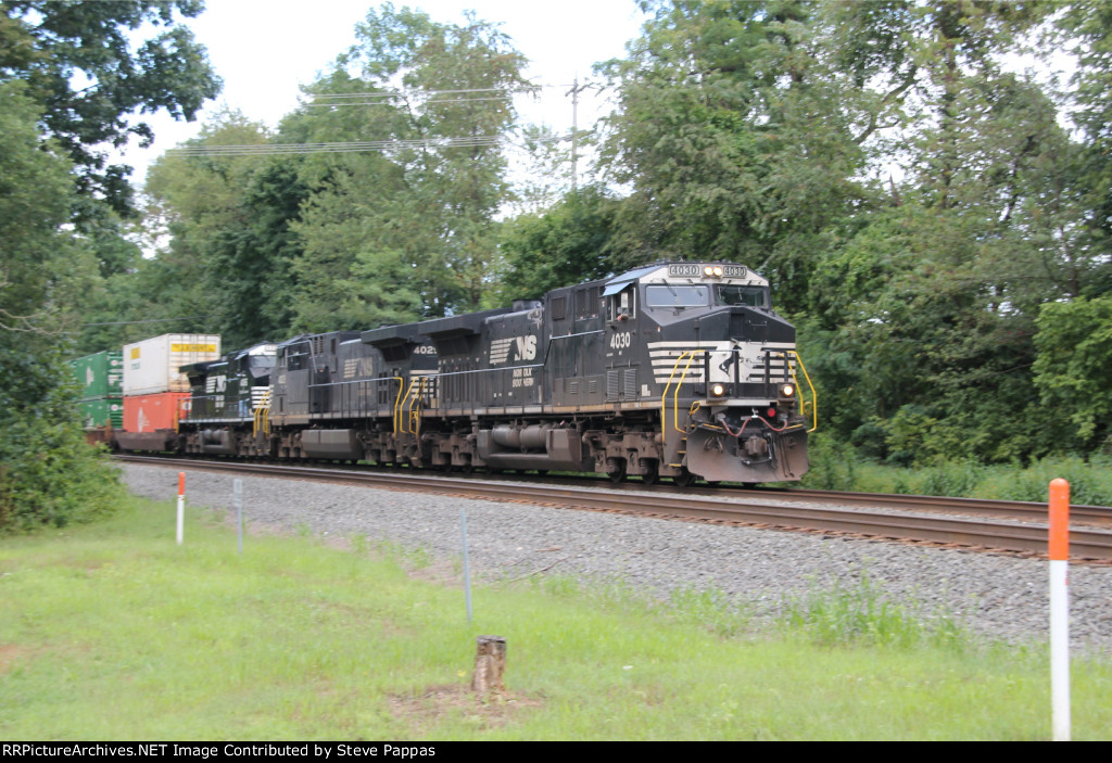 NS 4030 leads train 203